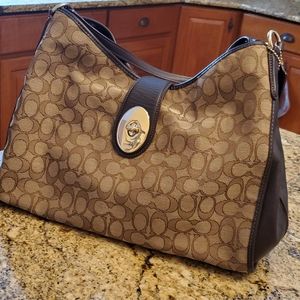 Coach Carlyle Shoulder Bag 👜